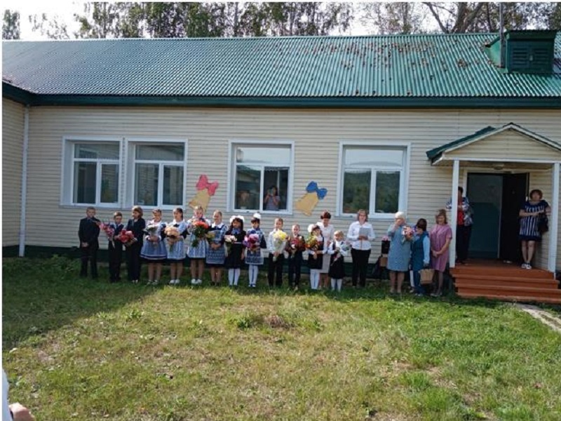 Торжественная линейка, посвященная &amp;quot;Дню знаний&amp;quot;.